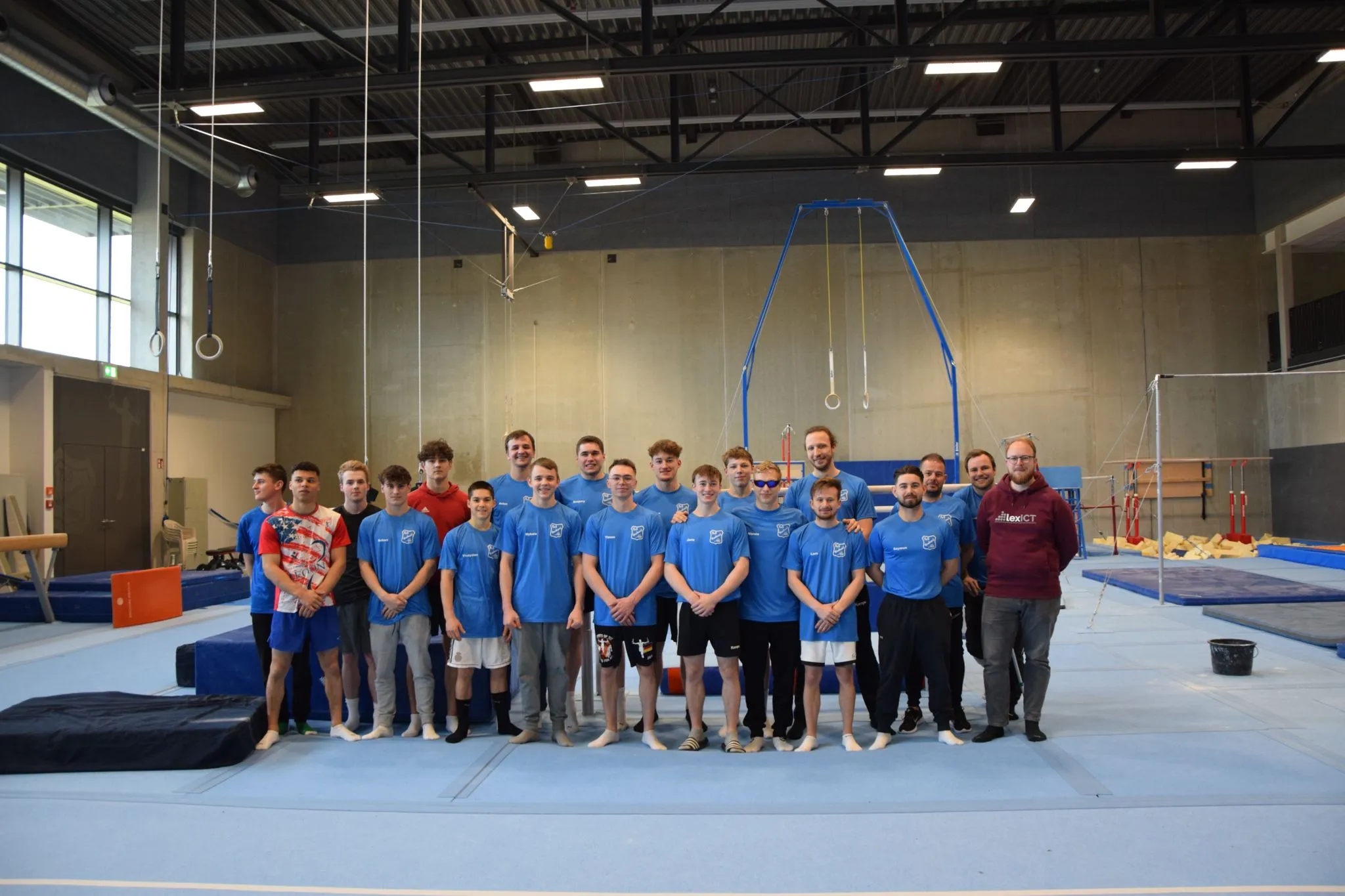 Team photograph of TuS Vinnhorst, with Jonathan Stoklas of lexICT among them